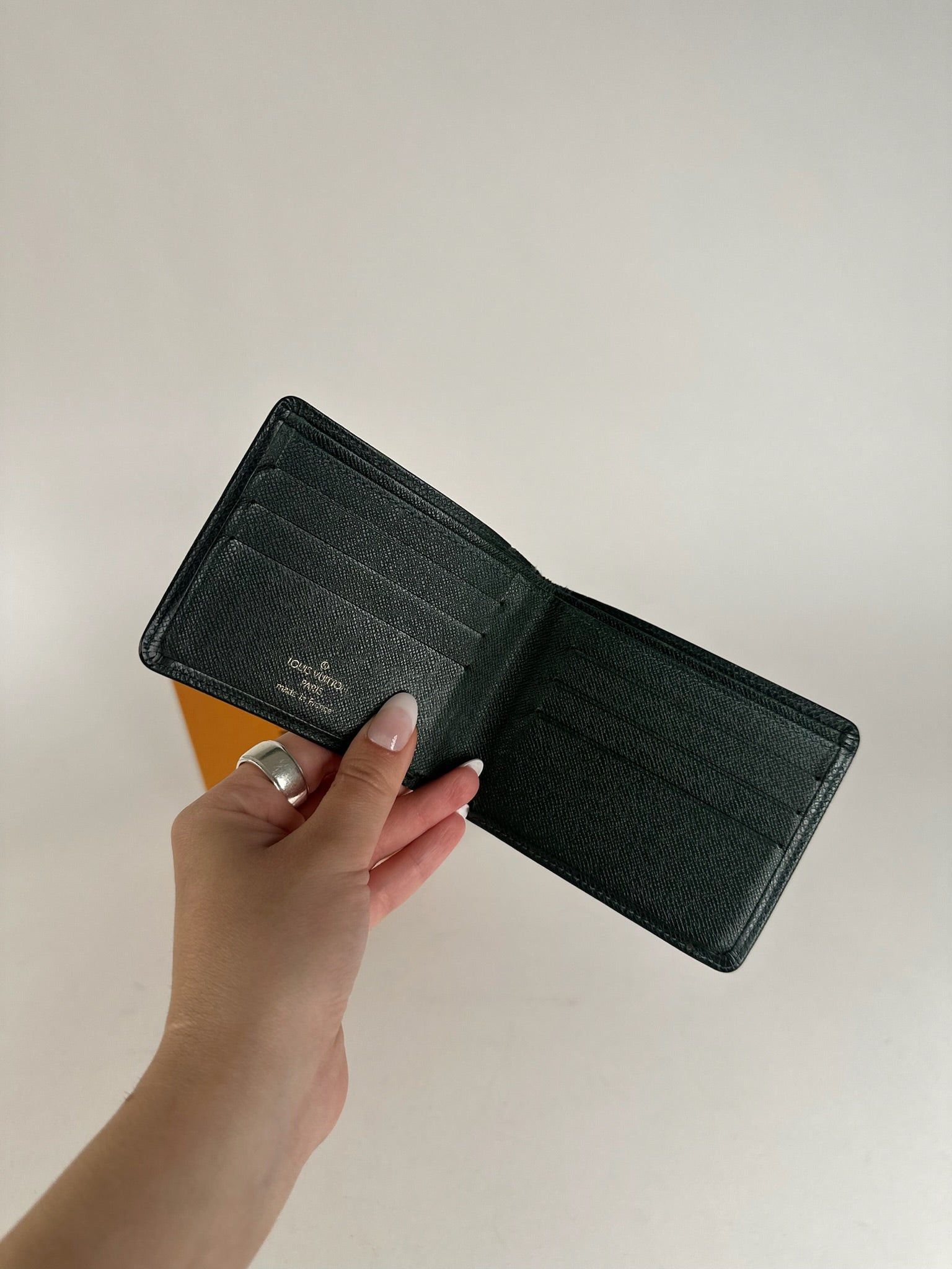 Louis Vuitton Vintage Taiga Leather Card holder green Size ONE SIZE - 8 Thumbnail