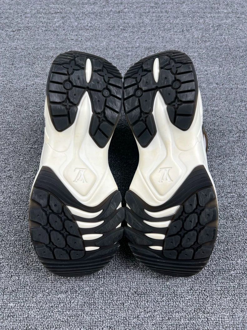 Louis Vuitton Louis Vuitton Run55 Sneakers White Black Size US 5.5 / EU 38 - 5 Thumbnail