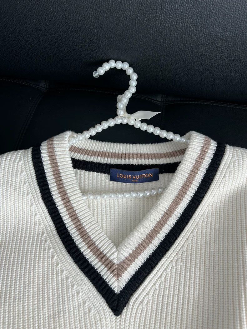 Louis Vuitton Louis Vuitton Preppy Style V-Neck Sweater Size US M / EU 48-50 / 2 - 3 Thumbnail