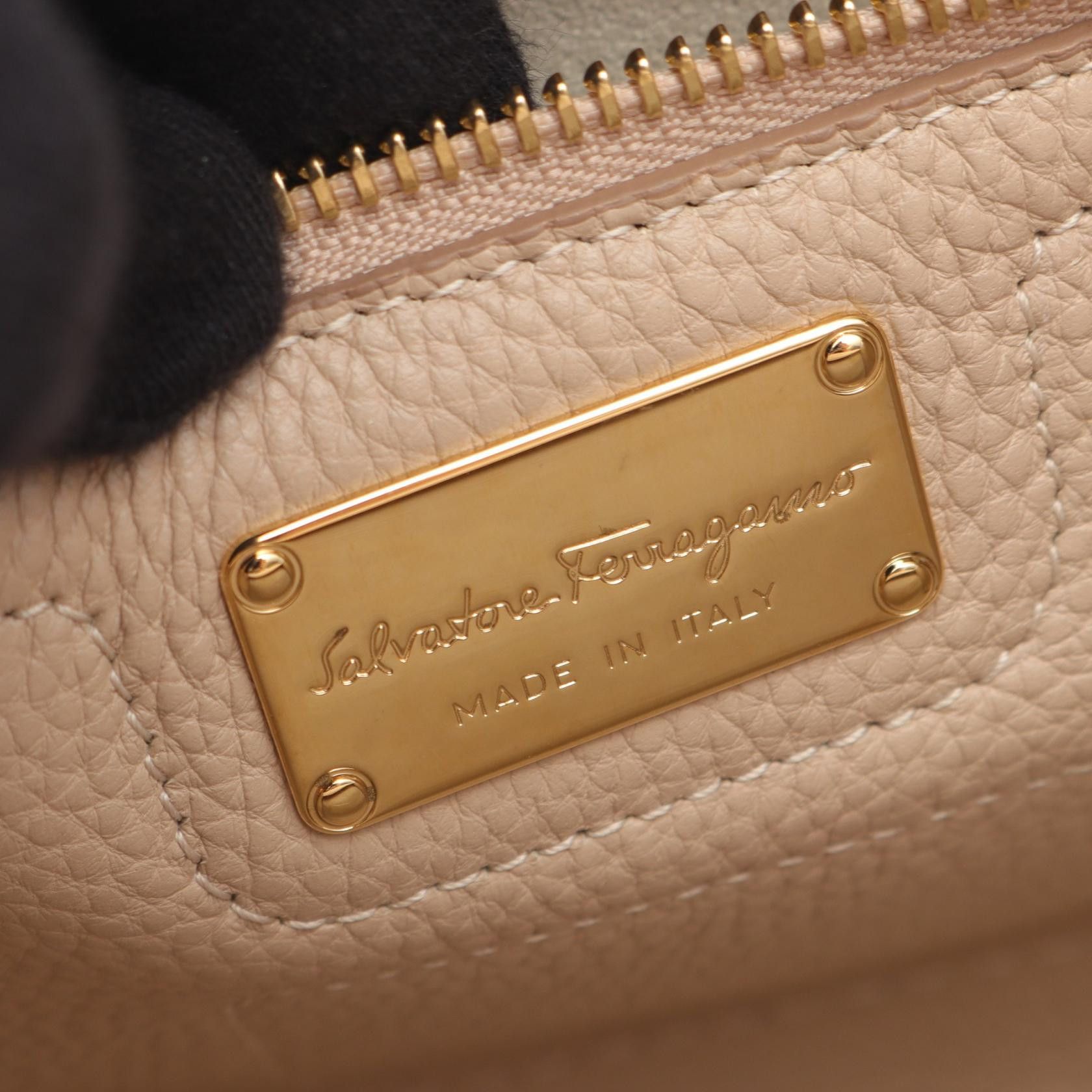 Salvatore Ferragamo Salvatore Ferragamo Salvatore Ferragamo Amy Leather Shoulder Bag Leather Handbag 21 F478 DUTY FREE for USA Size ONE SIZE - 4 Thumbnail