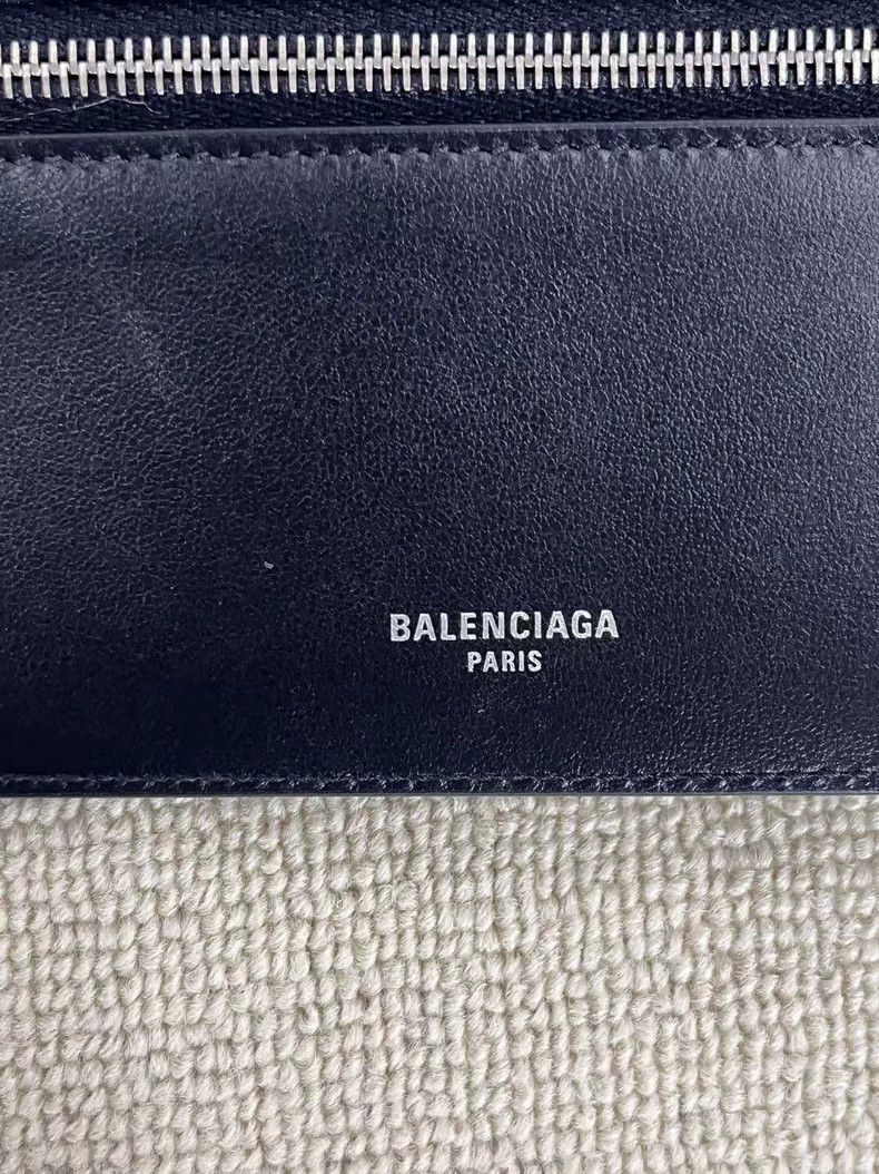 Balenciaga Balenciaga Passport Leather Logo Embossed Case-yf Size ONE SIZE - 5 Thumbnail