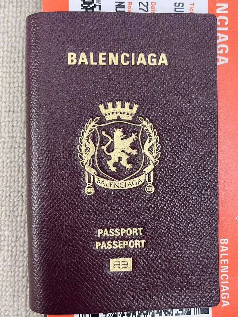 Balenciaga Balenciaga Passport Leather Logo Embossed Case-yf Size ONE SIZE - 3 Thumbnail