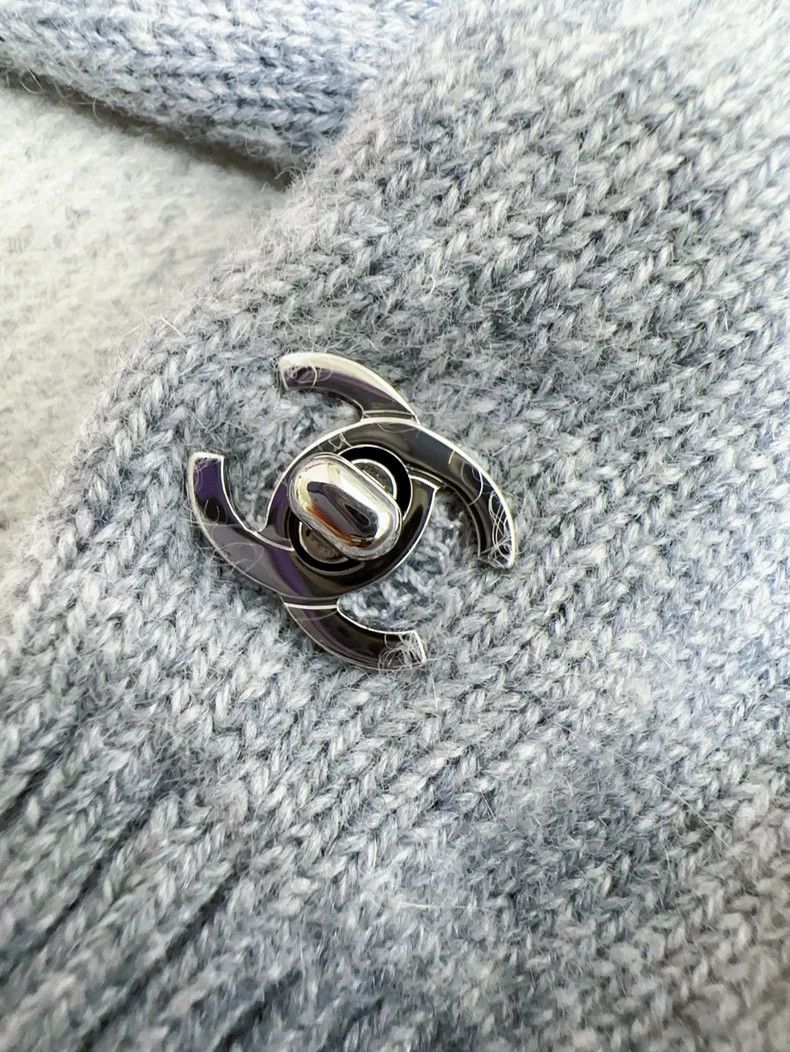 Chanel Chanel Gray Cashmere Sweater with Bag Buckle - dmc Size US M / EU 48-50 / 2 - 5 Thumbnail
