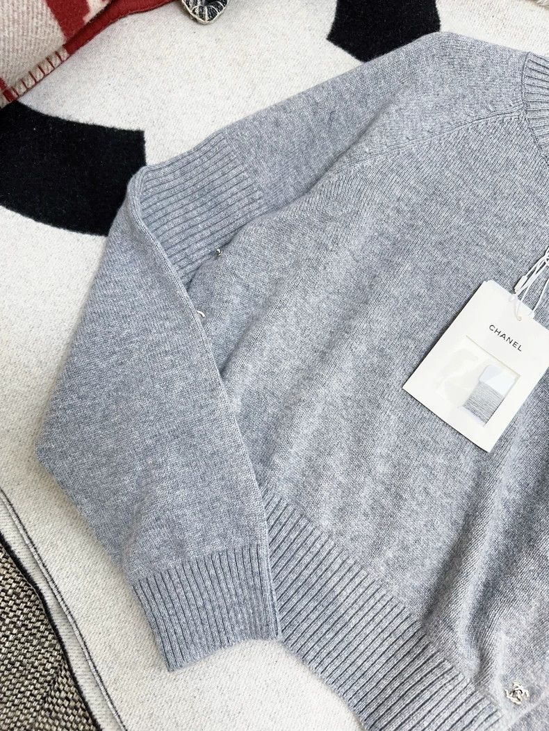Chanel Chanel Gray Cashmere Sweater with Bag Buckle - dmc Size US M / EU 48-50 / 2 - 4 Thumbnail
