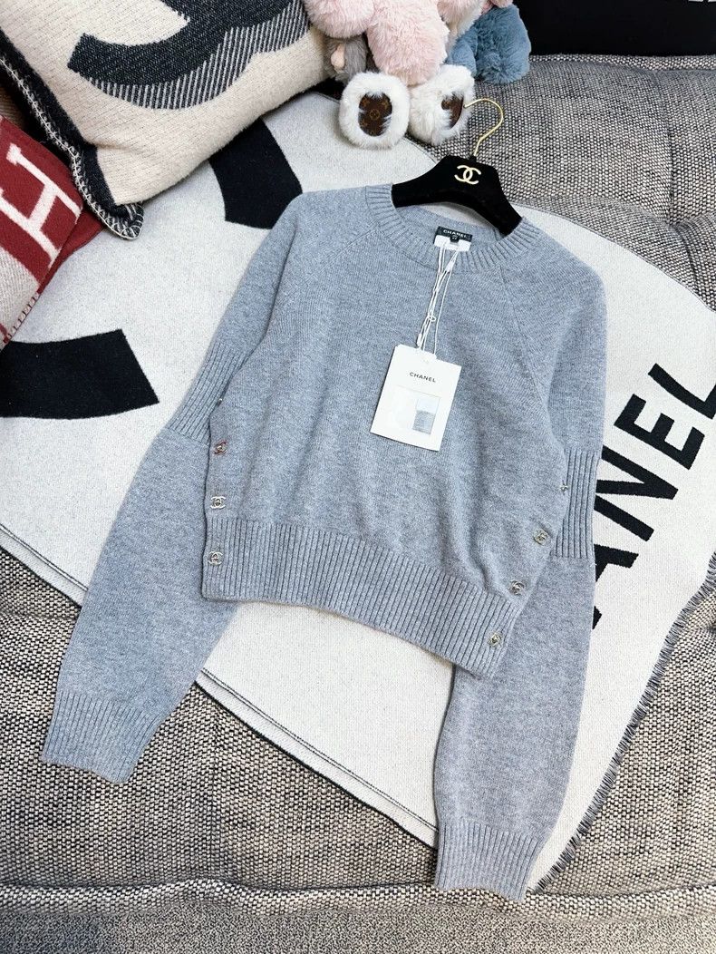Chanel Chanel Gray Cashmere Sweater with Bag Buckle - dmc Size US M / EU 48-50 / 2 - 8 Thumbnail