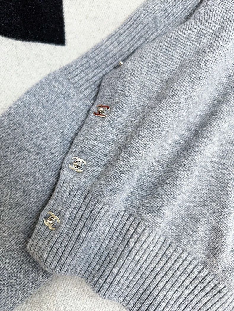 Chanel Chanel Gray Cashmere Sweater with Bag Buckle - dmc Size US M / EU 48-50 / 2 - 3 Thumbnail