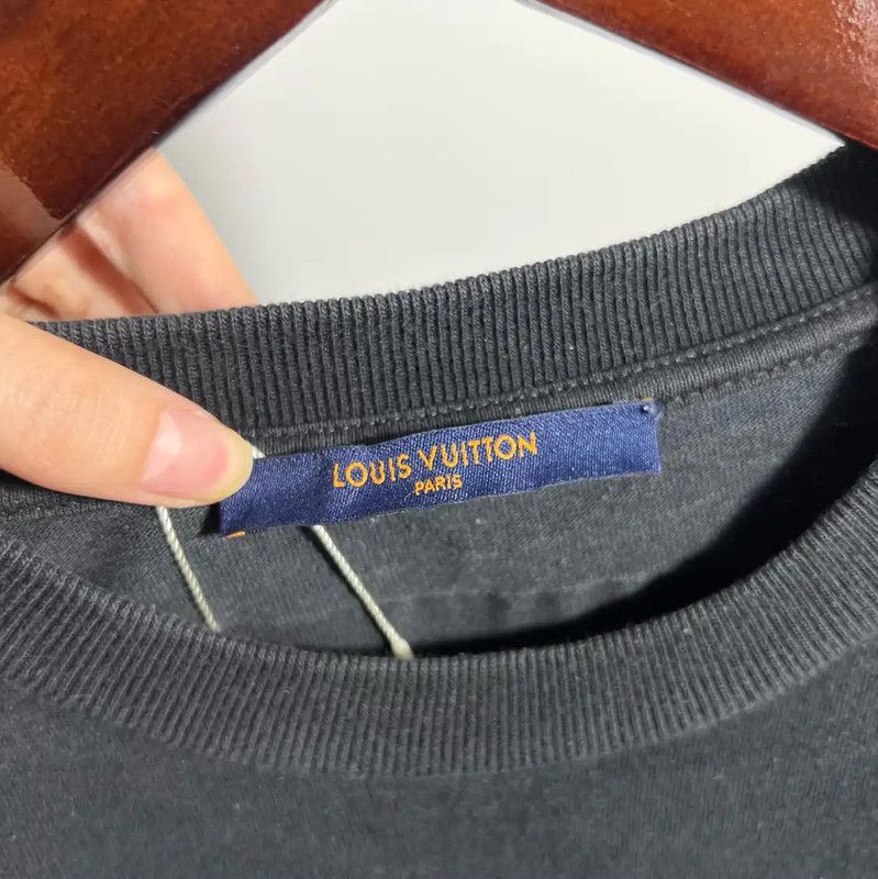 Louis Vuitton Louis Vuitton Black Cotton T-Shirt for Men 0089 Size US S / EU 44-46 / 1 - 3 Thumbnail