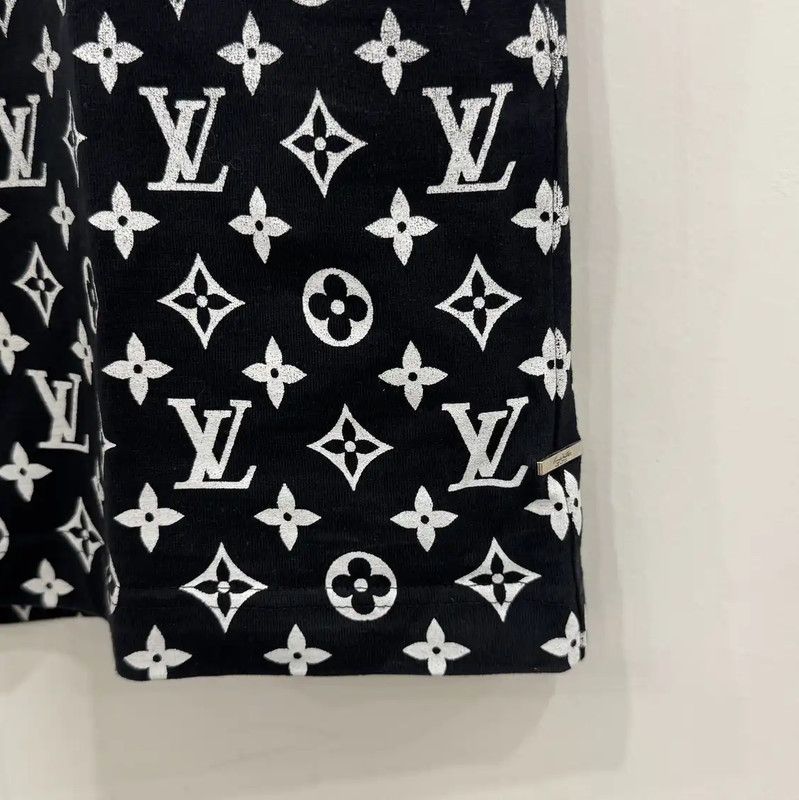 Louis Vuitton Louis Vuitton Black Cotton Men’s T-Shirt 0089 Size US M / EU 48-50 / 2 - 4 Thumbnail