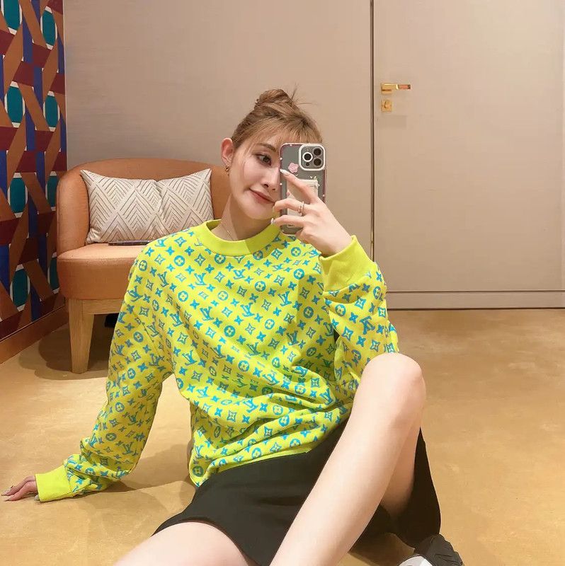 Louis Vuitton Louis Vuitton Men's Spring Sweatshirt in Neon Green 0089 Size US M / EU 48-50 / 2 - 4 Thumbnail