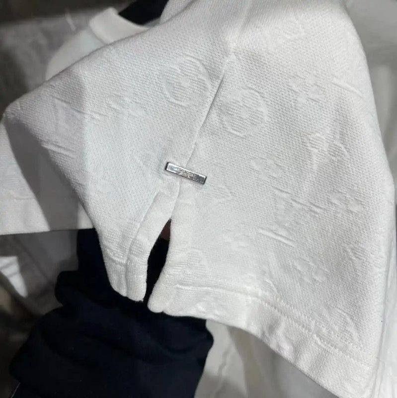 Louis Vuitton Louis Vuitton White Cotton T-Shirt for Men 0089 Size US S / EU 44-46 / 1 - 6 Thumbnail