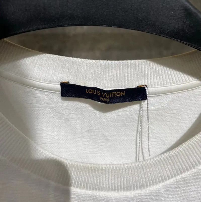 Louis Vuitton Louis Vuitton White Cotton T-Shirt for Men 0089 Size US S / EU 44-46 / 1 - 3 Thumbnail