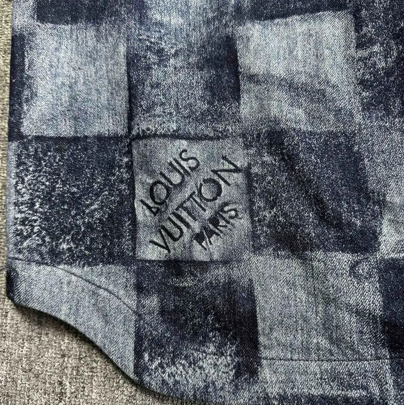 Louis Vuitton Louis Vuitton Men's XL Dark Blue Shirt 0089 Size US XL / EU 56 / 4 - 7 Thumbnail