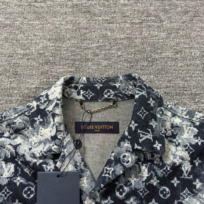 Louis Vuitton Louis Vuitton Men's Casual Blue Shirt 0089 Size US S / EU 44-46 / 1 - 3 Thumbnail