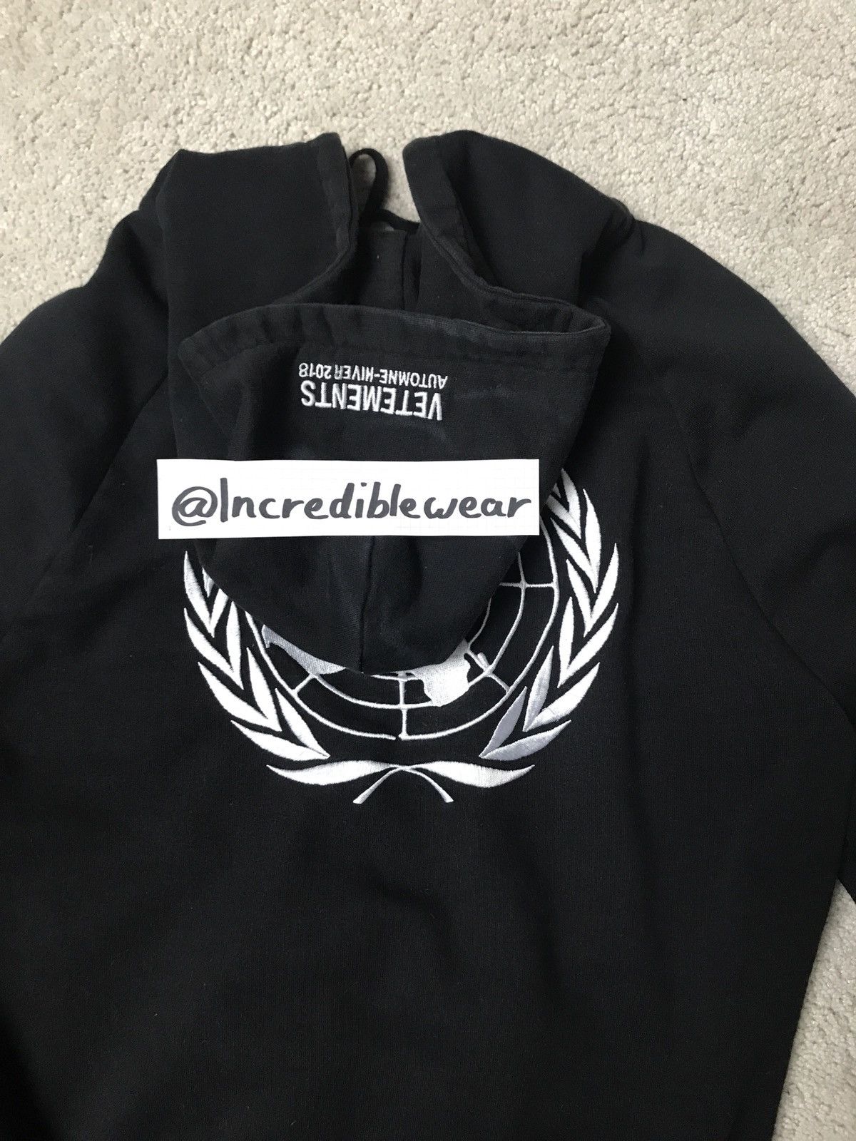 トップス vetements freehugs hoodie Vetements Black Free-hugs.com Normal Fitted Zip Hoodie for Men