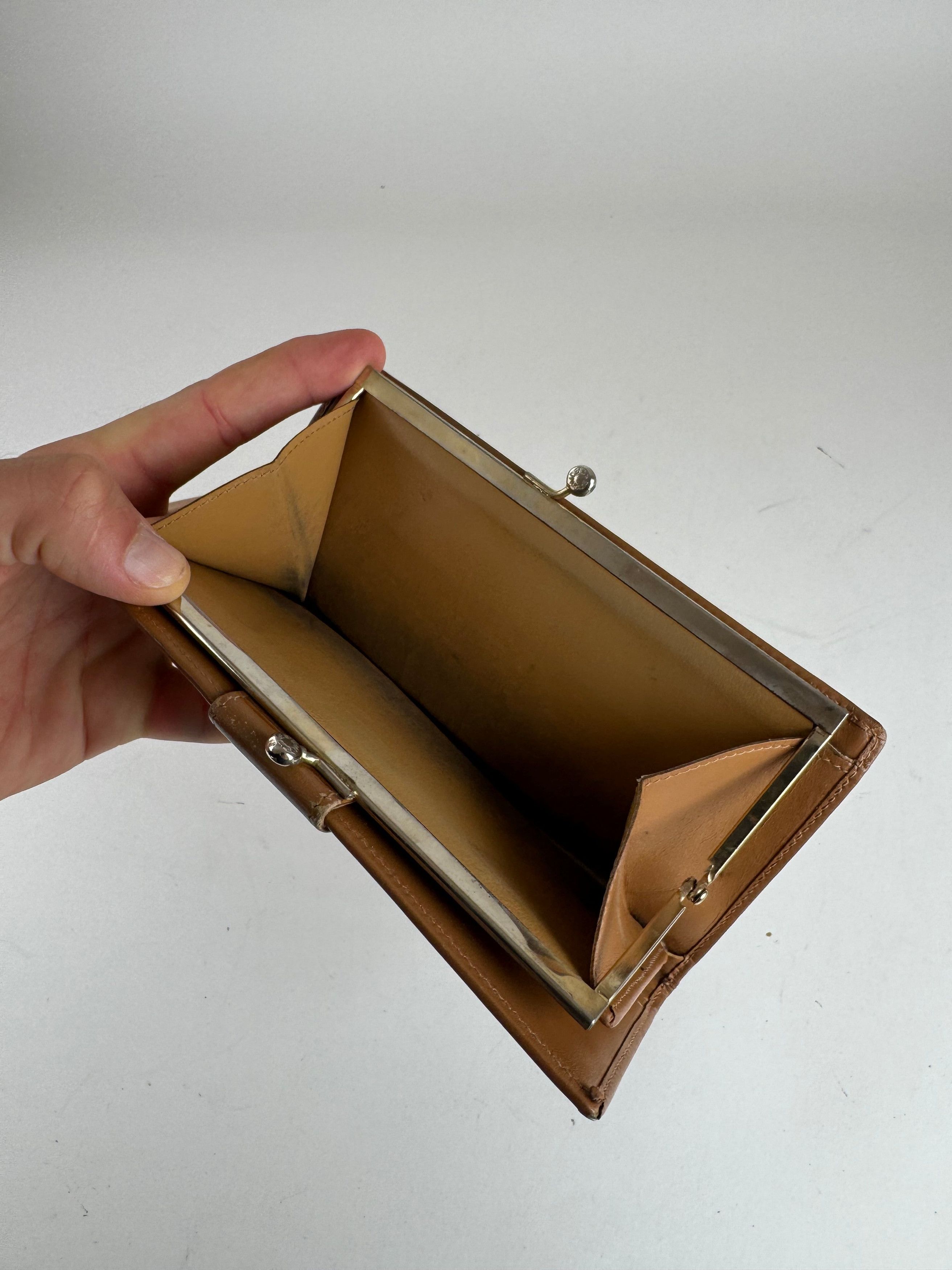 Celine Vintage Paris Monogram Leather Wallet beige Size ONE SIZE - 7 Thumbnail