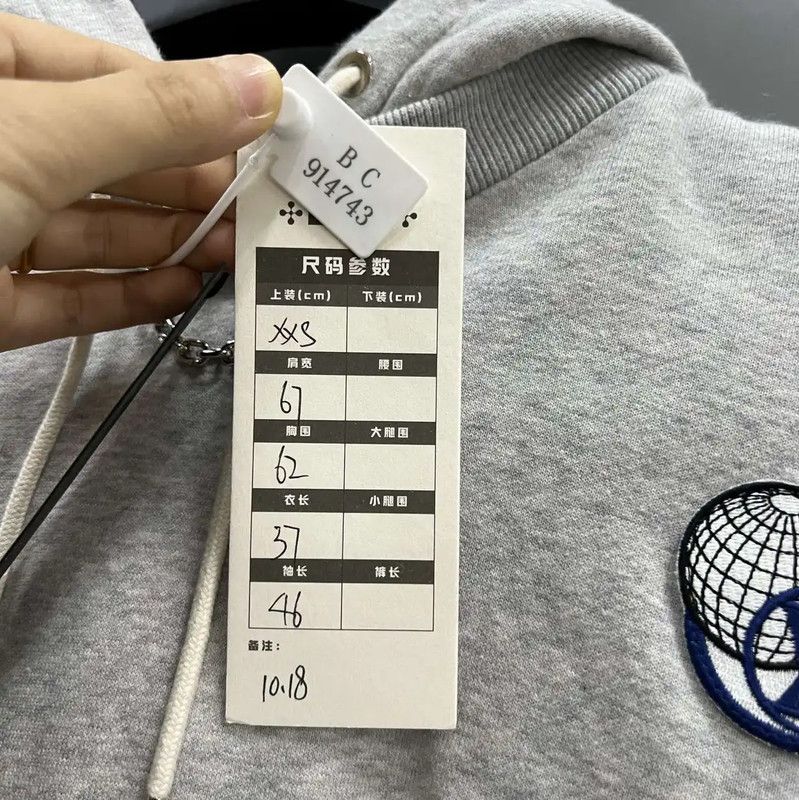 Louis Vuitton Louis Vuitton Gray Logo Crop Hoodie for Women 0089 Size XXS / US 00 / IT 34 - 6 Thumbnail