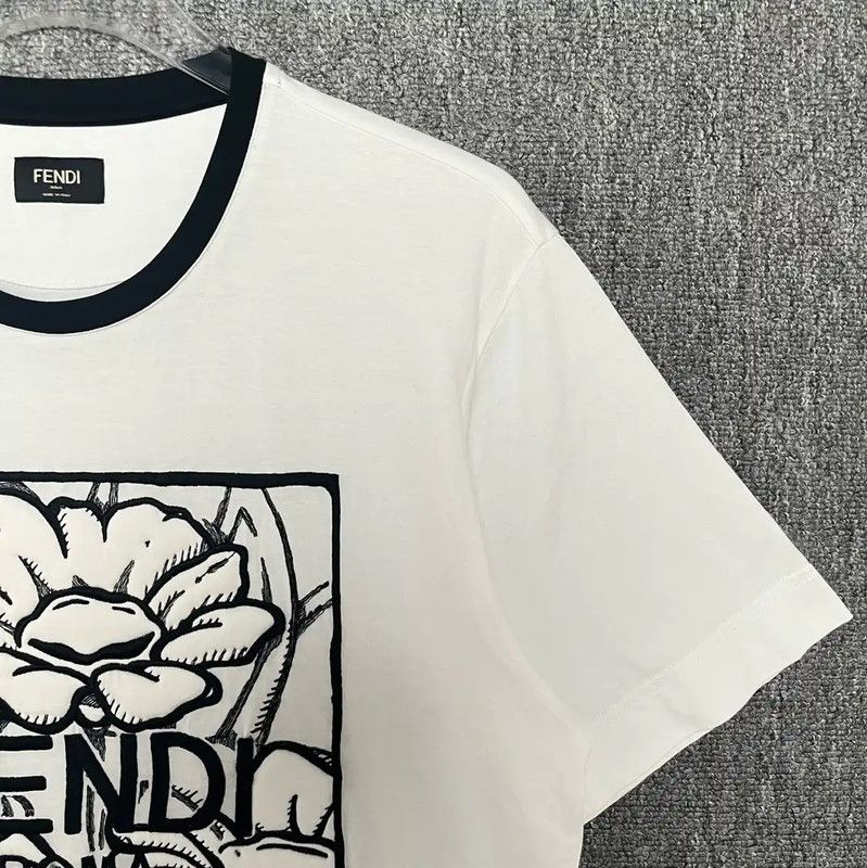 Fendi Fendi White Graphic Cotton T-Shirt for Men 0089 Size US S / EU 44-46 / 1 - 4 Thumbnail
