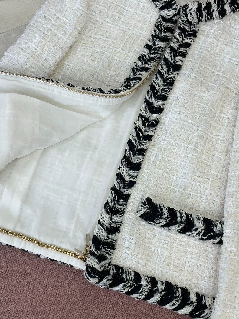 Chanel Chanel White Tweed Jacket with CC Buttons - dmc Size US S / EU 44-46 / 1 - 4 Thumbnail