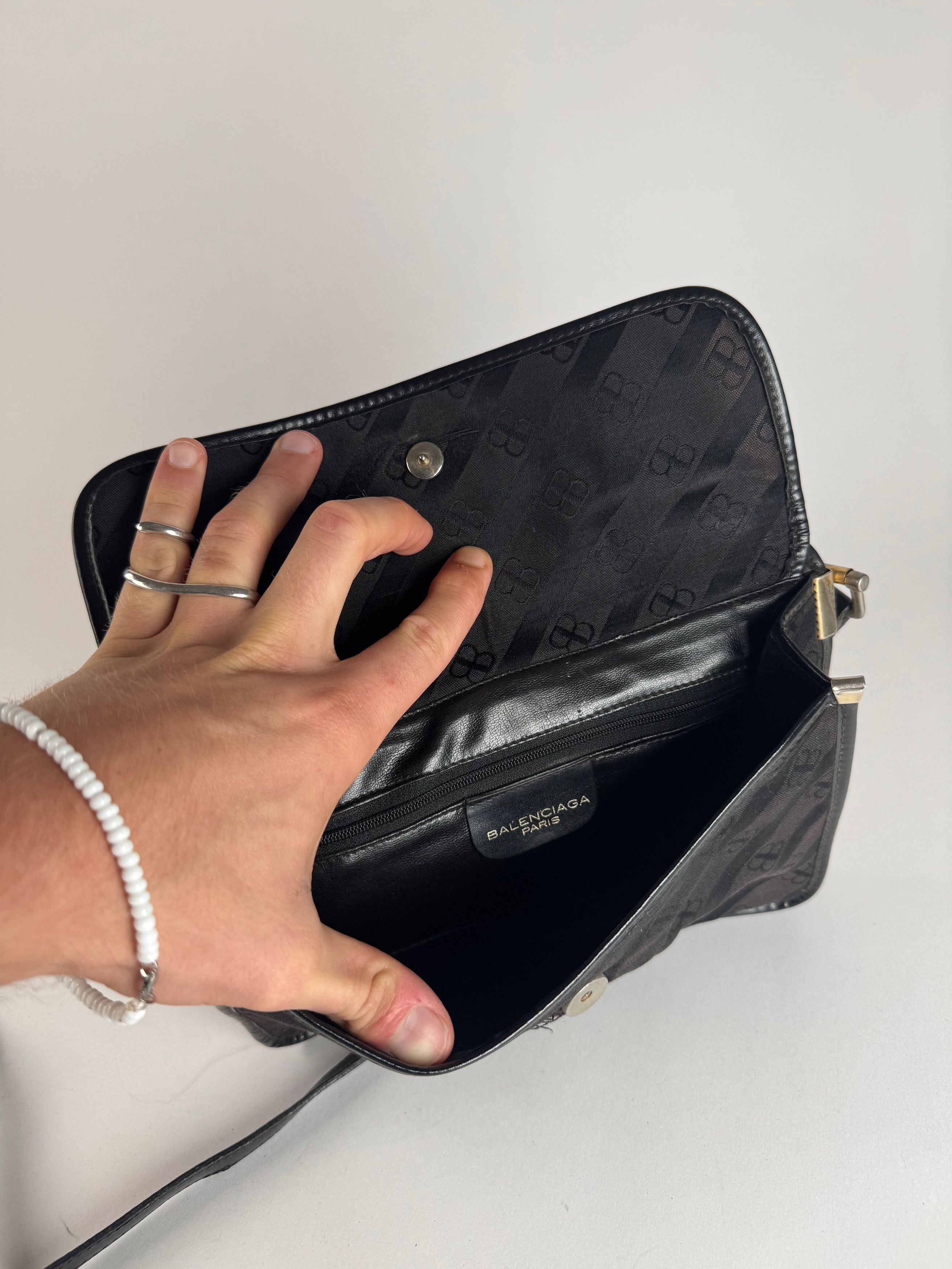 Balenciaga Vintage Monogram Crossbody Bag black Size ONE SIZE - 3 Thumbnail