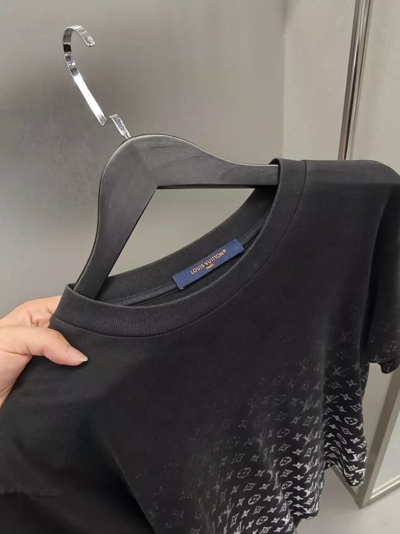 Louis Vuitton LV Gradient Logo Black Short Sleeve S - dmc Size US S / EU 44-46 / 1 - 7 Thumbnail