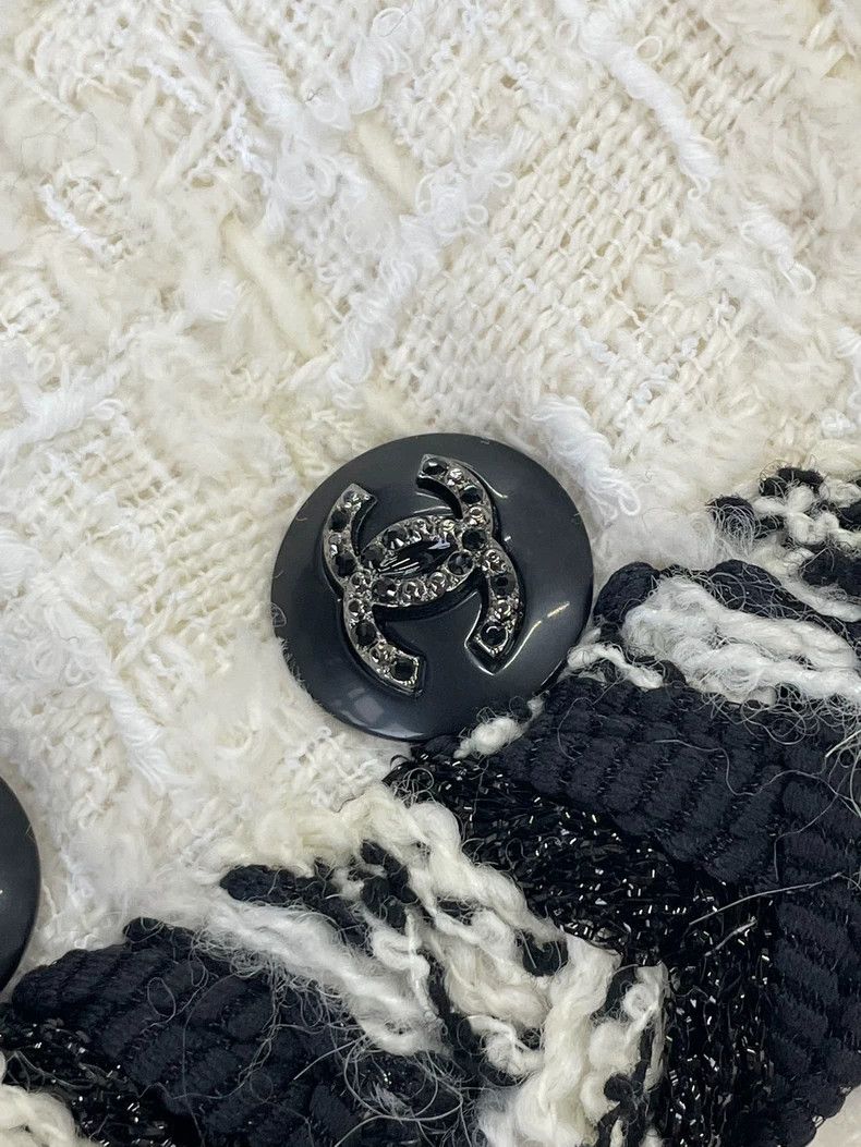 Chanel Chanel White Tweed Jacket with CC Buttons - dmc Size US S / EU 44-46 / 1 - 3 Thumbnail