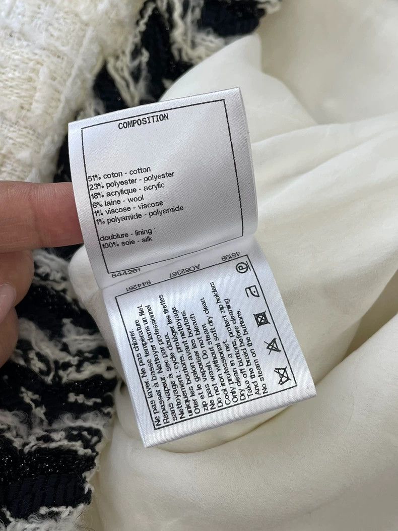 Chanel Chanel White Tweed Jacket with CC Buttons - dmc Size US S / EU 44-46 / 1 - 8 Thumbnail
