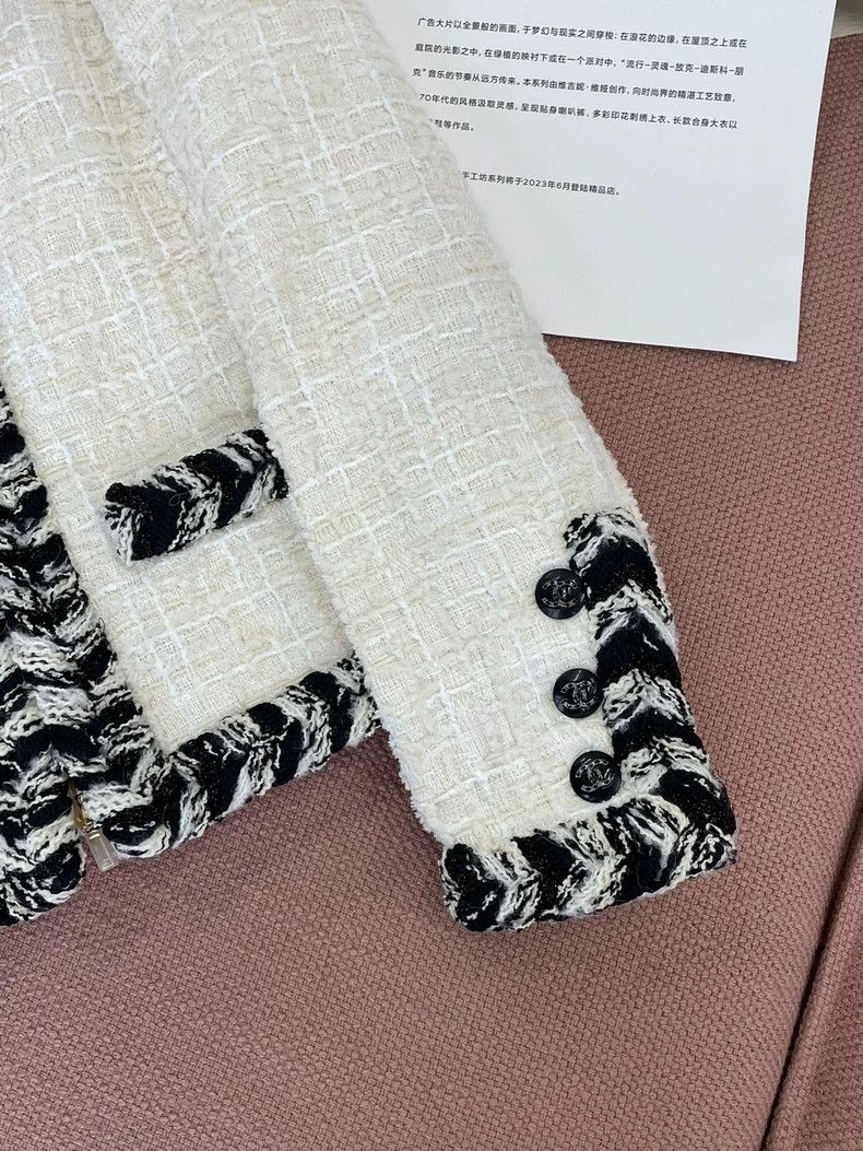 Chanel Chanel White Tweed Jacket with CC Buttons - dmc Size US S / EU 44-46 / 1 - 2 Thumbnail