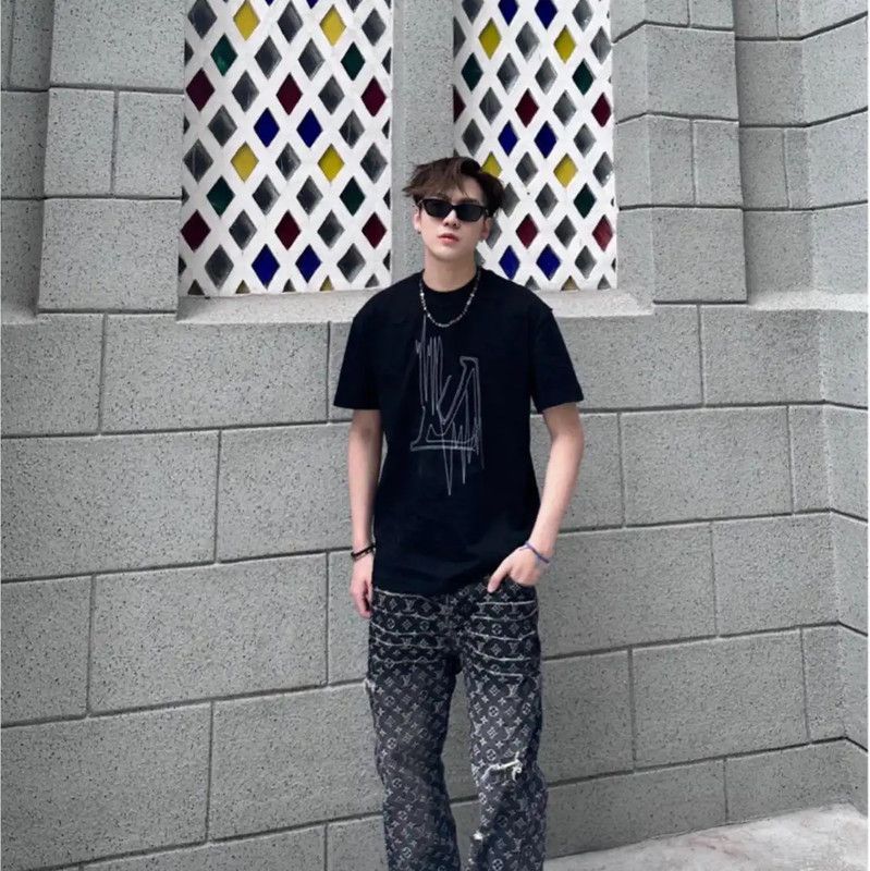 Louis Vuitton Louis Vuitton Black Cotton Men's T-Shirt 0089 Size US M / EU 48-50 / 2 - 5 Thumbnail