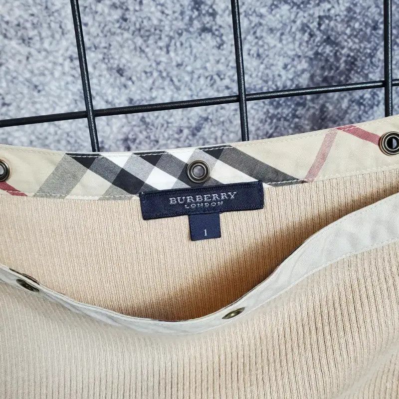 Burberry Burberry Off-Shoulder Khaki Cotton Blend Top Size S / US 4 / IT 40 - 9 Thumbnail