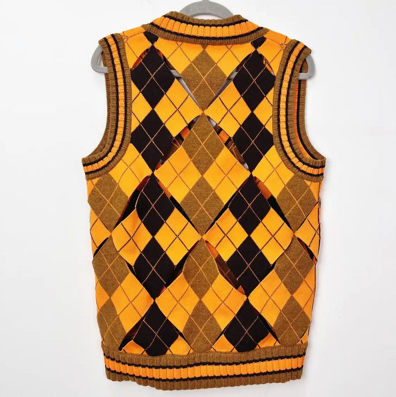 Burberry Burberry Stylish Yellow Knitted Vest for Women Size XS / US 0-2 / IT 36-38 - 4 Thumbnail