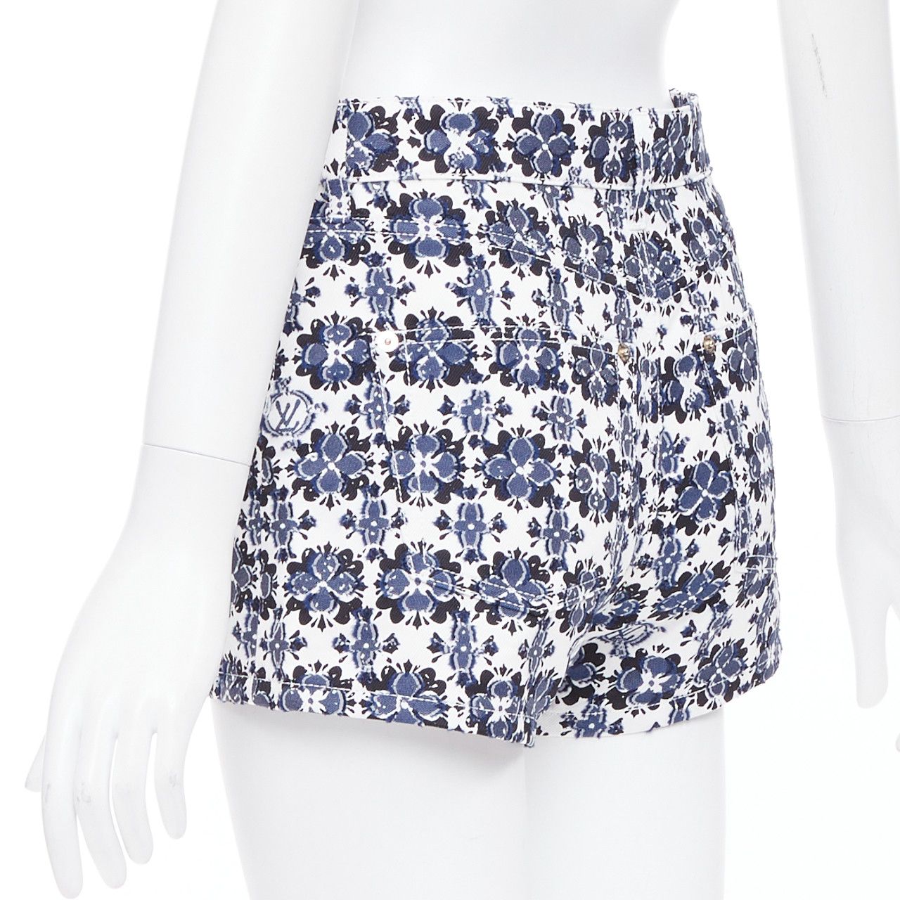 Louis Vuitton LOUIS VUITTON Flower Mosaic blue white logo floral print cotton mini shorts FR34 XS Size 26" / US 2 / IT 38 - 6 Thumbnail