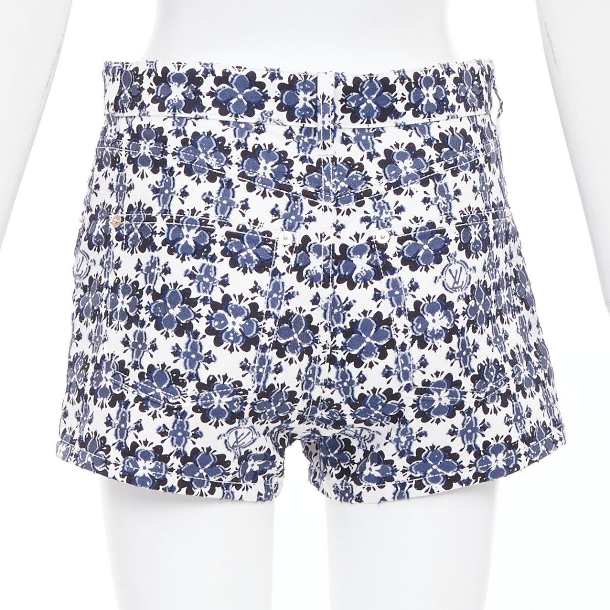 Louis Vuitton LOUIS VUITTON Flower Mosaic blue white logo floral print cotton mini shorts FR34 XS Size 26" / US 2 / IT 38 - 5 Thumbnail