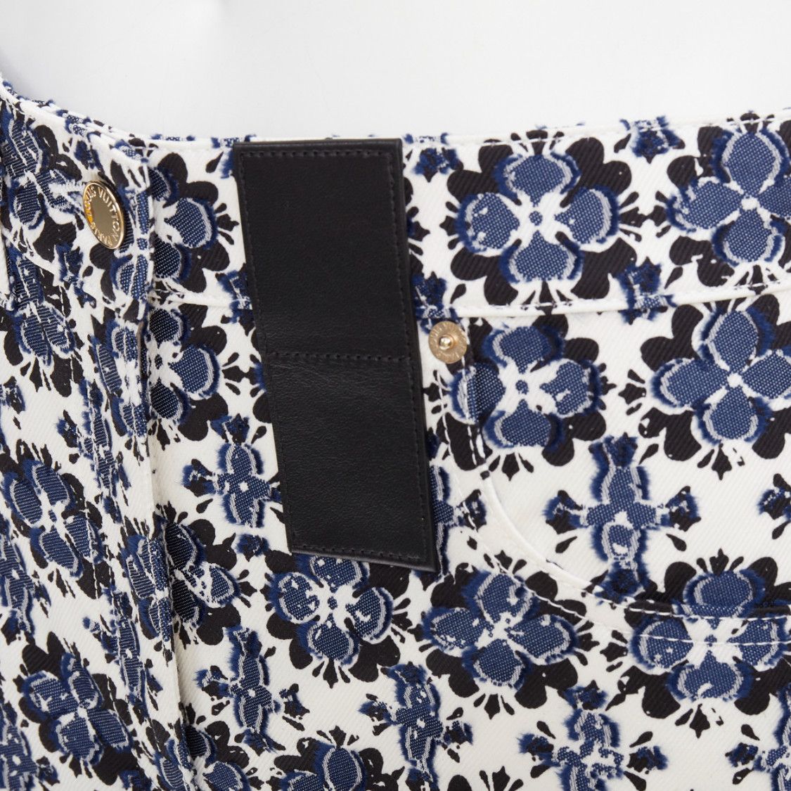 Louis Vuitton LOUIS VUITTON Flower Mosaic blue white logo floral print cotton mini shorts FR34 XS Size 26" / US 2 / IT 38 - 2 Thumbnail