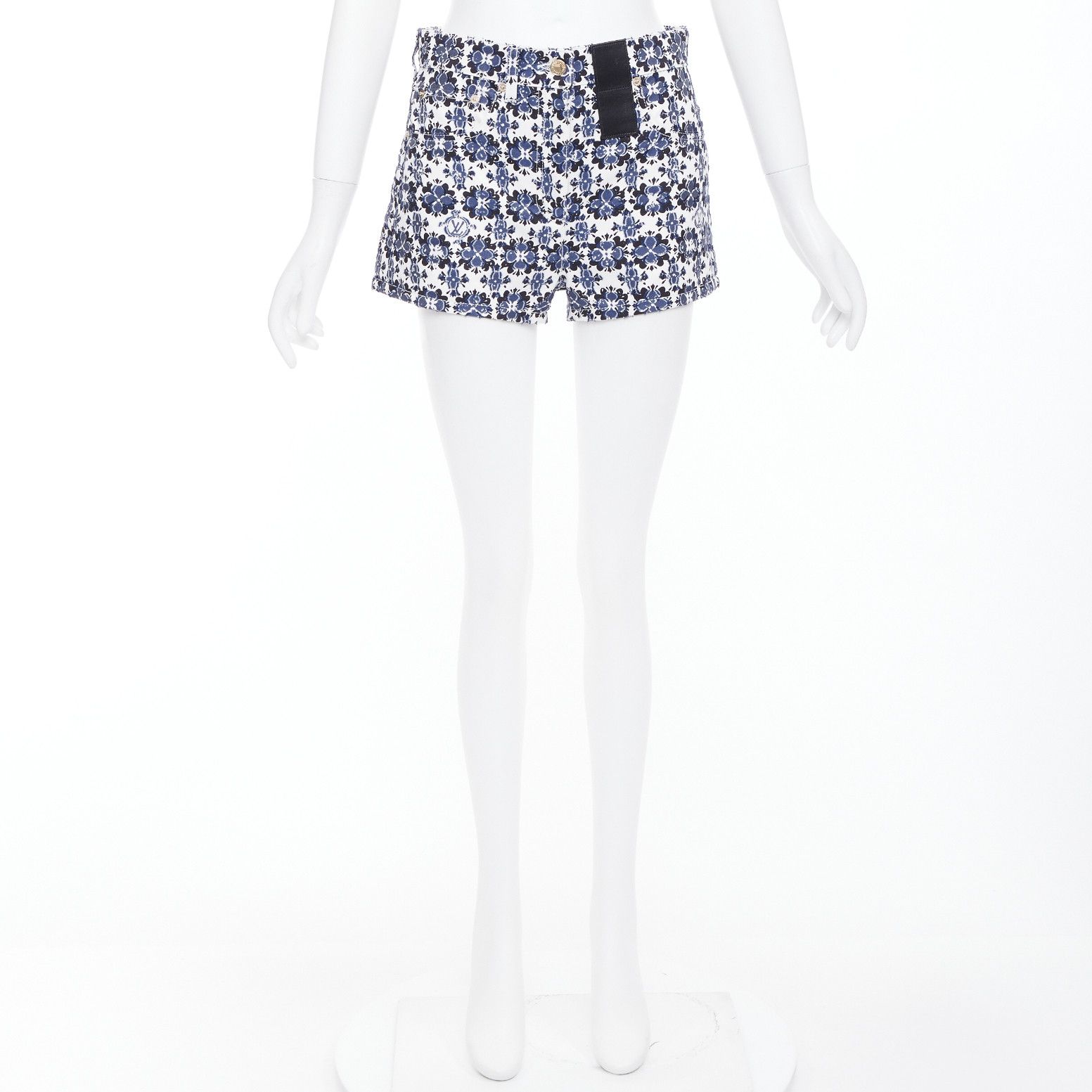 Louis Vuitton LOUIS VUITTON Flower Mosaic blue white logo floral print cotton mini shorts FR34 XS Size 26" / US 2 / IT 38 - 9 Thumbnail