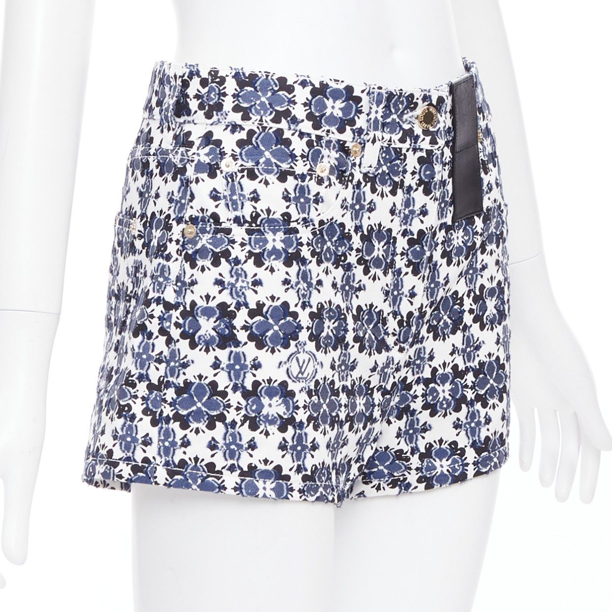 Louis Vuitton LOUIS VUITTON Flower Mosaic blue white logo floral print cotton mini shorts FR34 XS Size 26" / US 2 / IT 38 - 3 Thumbnail