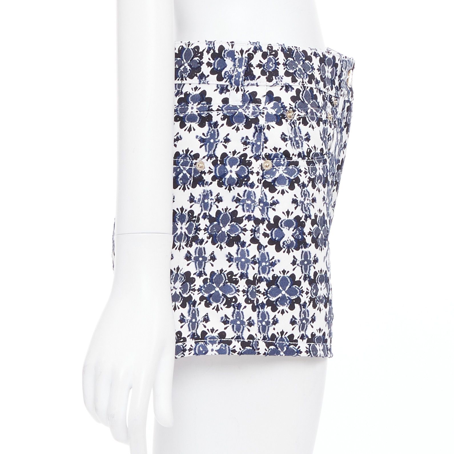 Louis Vuitton LOUIS VUITTON Flower Mosaic blue white logo floral print cotton mini shorts FR34 XS Size 26" / US 2 / IT 38 - 4 Thumbnail