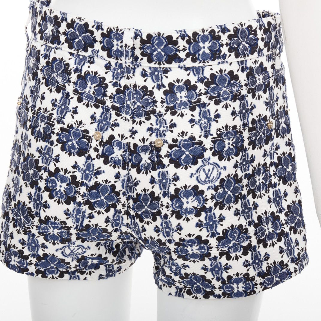 Louis Vuitton LOUIS VUITTON Flower Mosaic blue white logo floral print cotton mini shorts FR34 XS Size 26" / US 2 / IT 38 - 7 Thumbnail