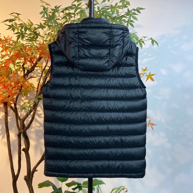 Burberry Burberry Women's Black Nylon Puffer Vest Size XS / US 0-2 / IT 36-38 - 2 Thumbnail