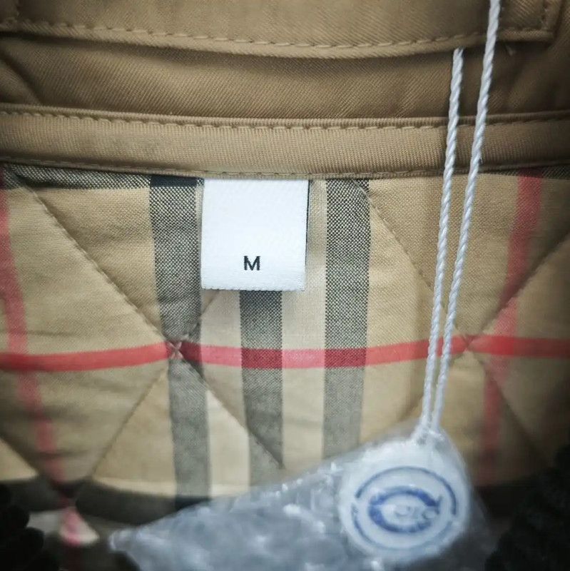 Burberry Burberry Quilted Short Jacket in Camel Size M / US 6-8 / IT 42-44 - 2 Thumbnail