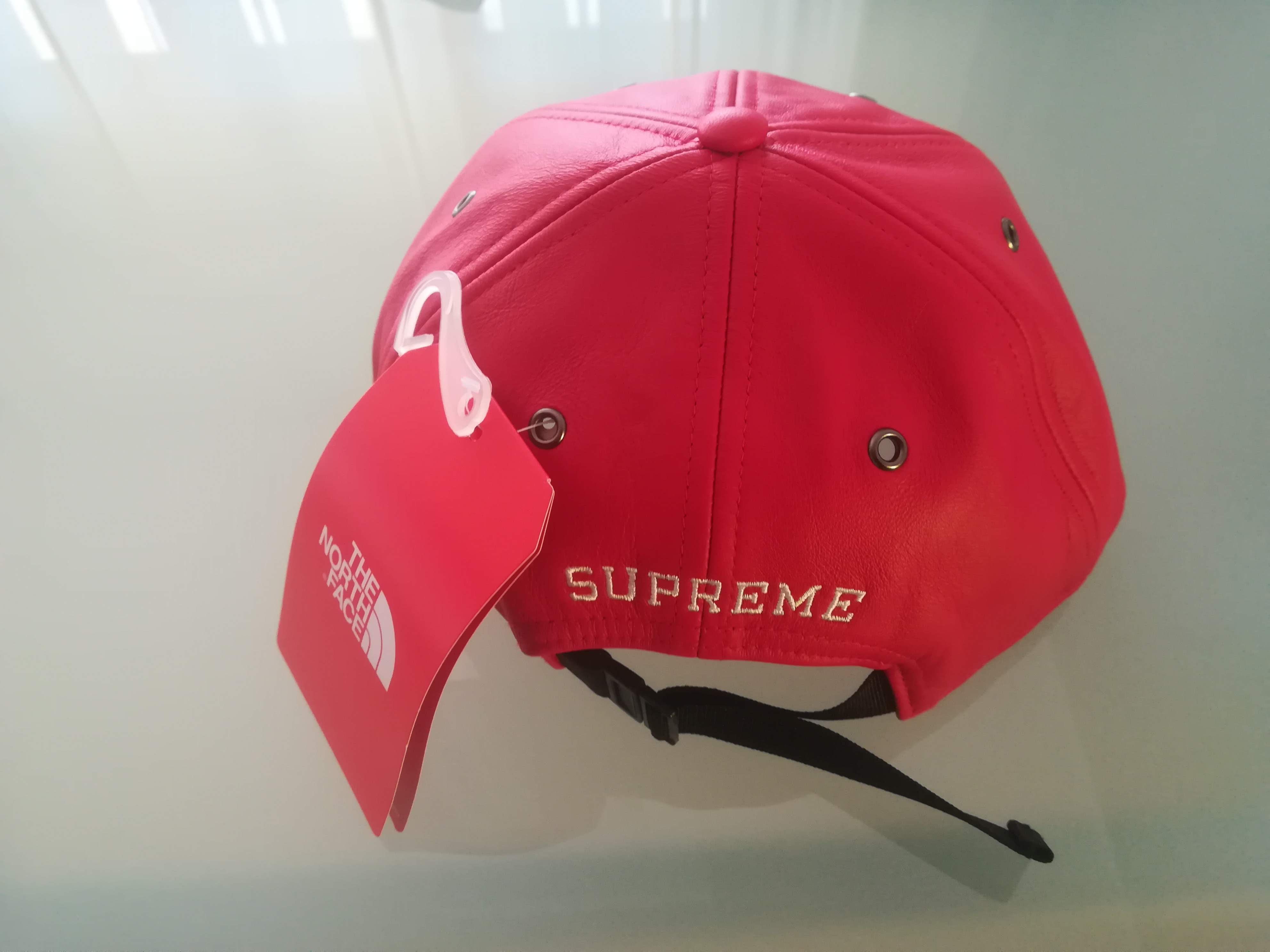 SUPREMEとTHE NORTH FACEキャップ赤