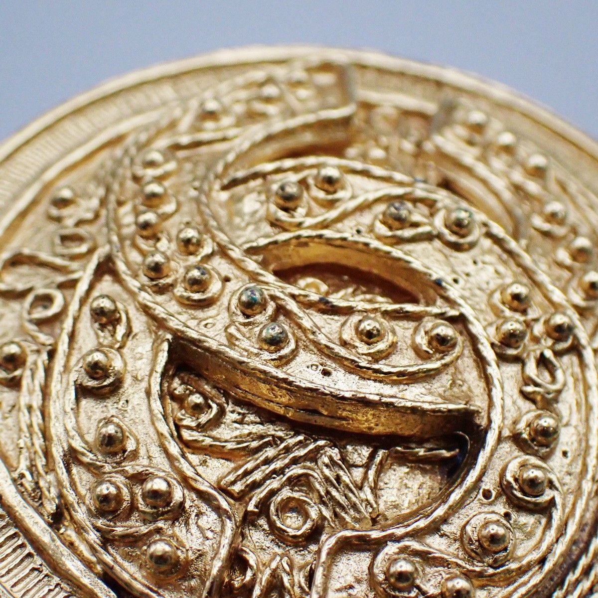 Chanel Chanel Vintage Logo Round Brooch Metal Size ONE SIZE - 8 Thumbnail