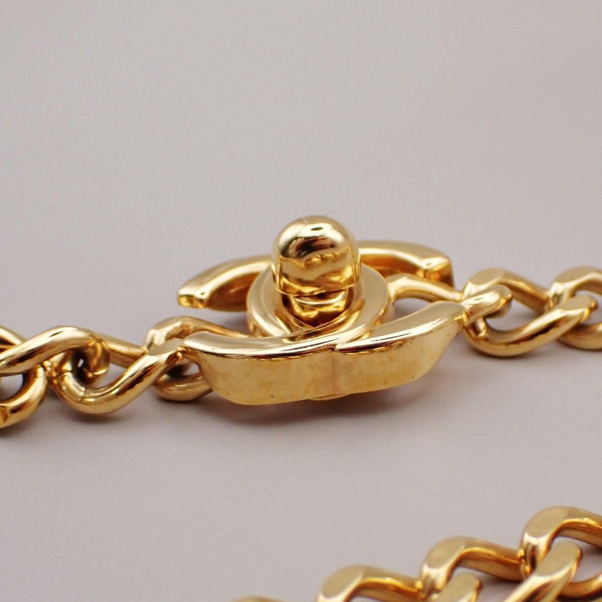 Chanel Chanel Vintage Turnlock Reissue Chain Metal Size ONE SIZE - 5 Thumbnail