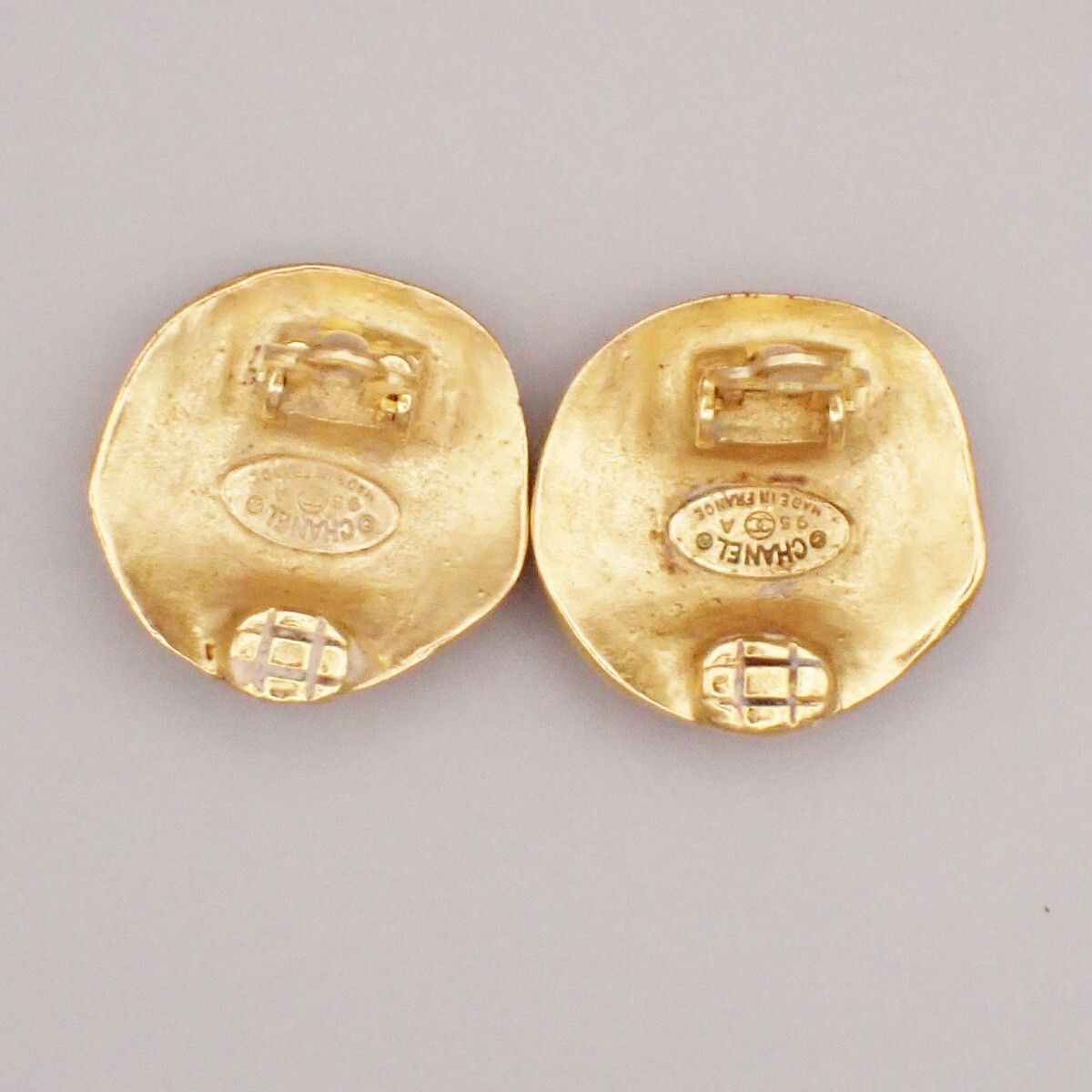 Chanel Chanel Vintage CC Round Clip-On Metal Size ONE SIZE - 5 Thumbnail