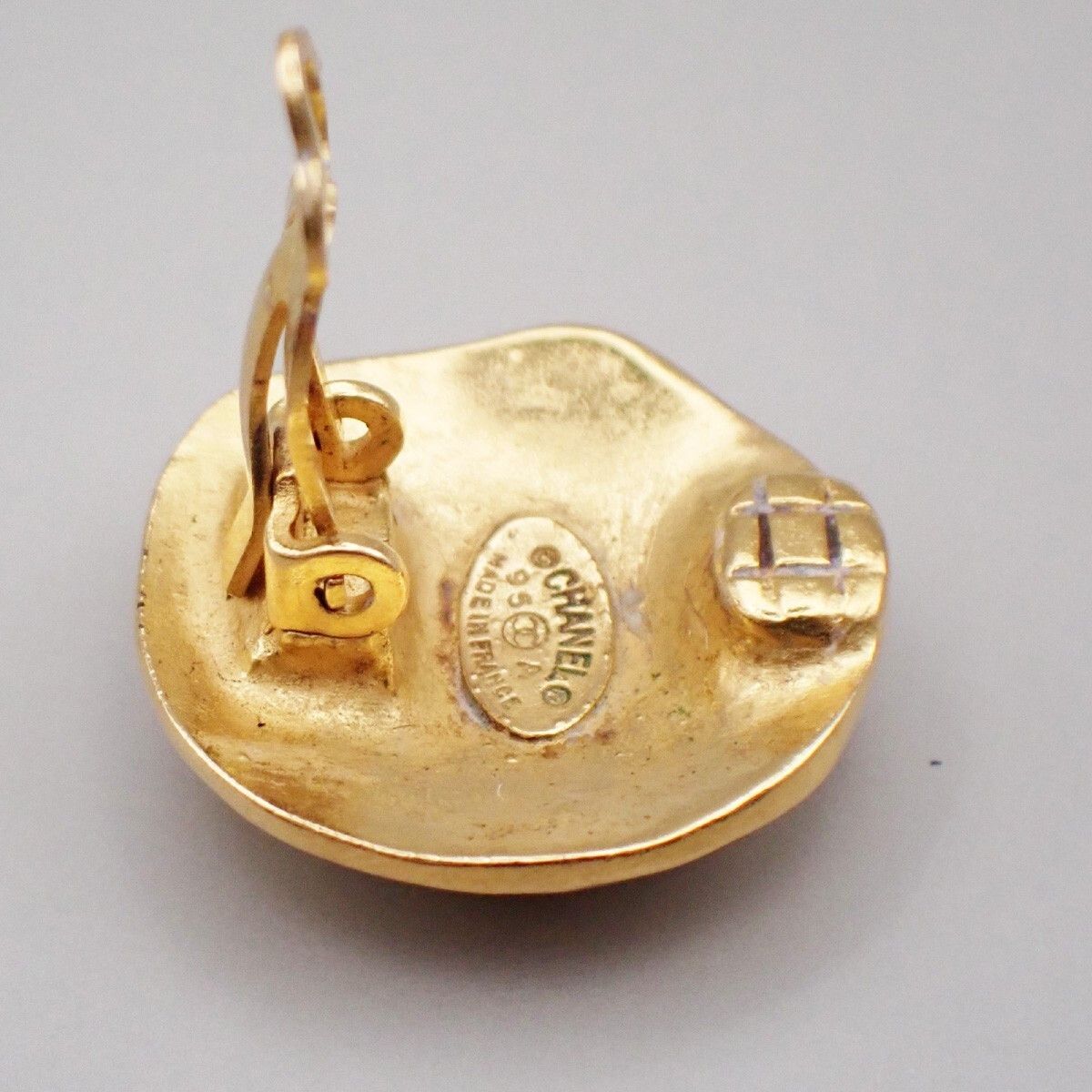 Chanel Chanel Vintage CC Round Clip-On Metal Size ONE SIZE - 9 Thumbnail