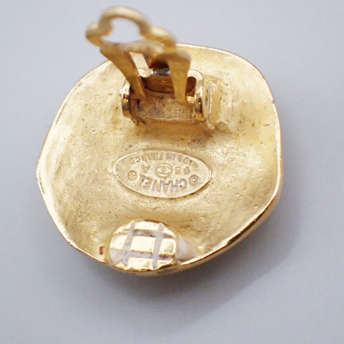 Chanel Chanel Vintage CC Round Clip-On Metal Size ONE SIZE - 8 Thumbnail