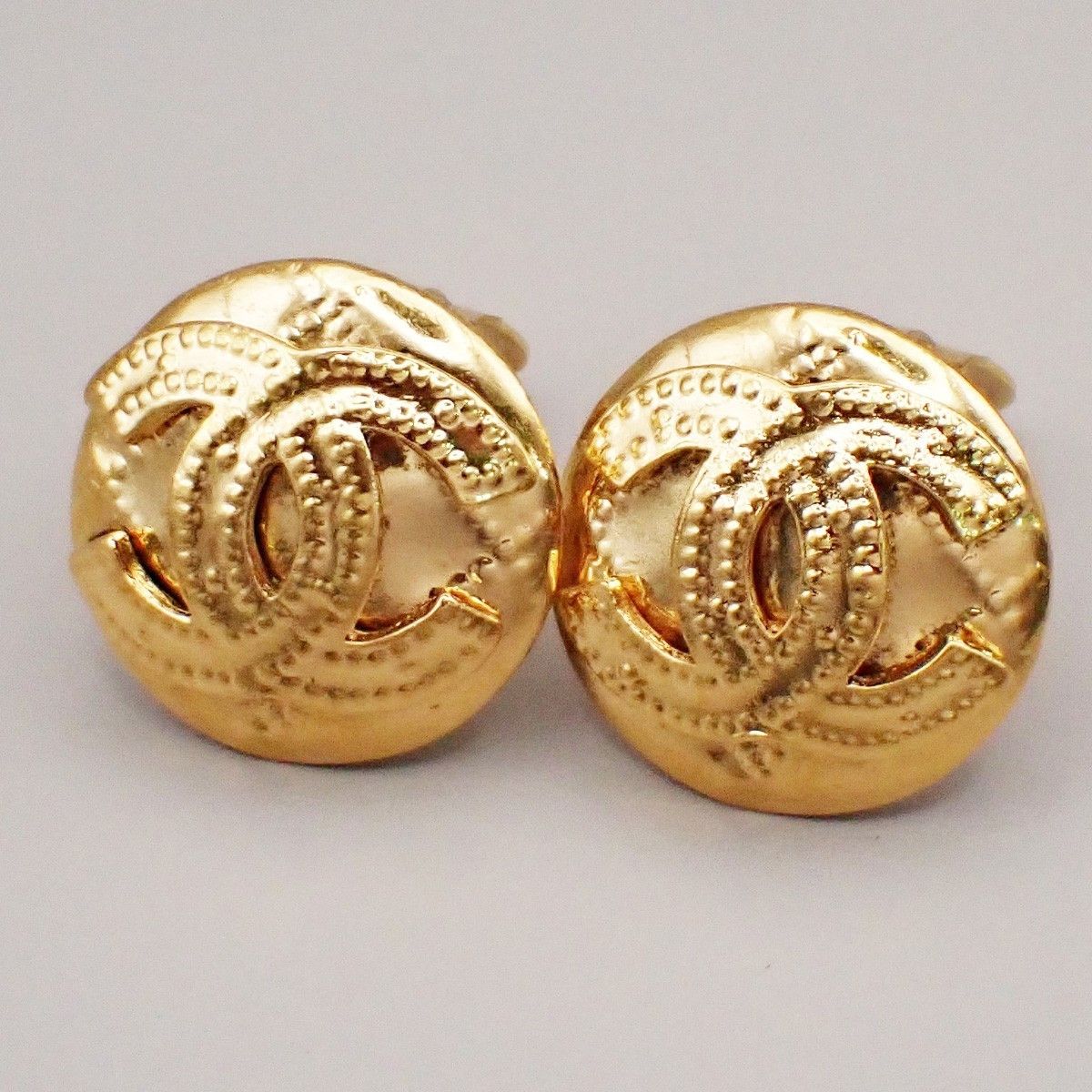 Chanel Chanel Vintage CC Logo Round Clip on Earrings Textured Metal Size ONE SIZE - 10 Thumbnail