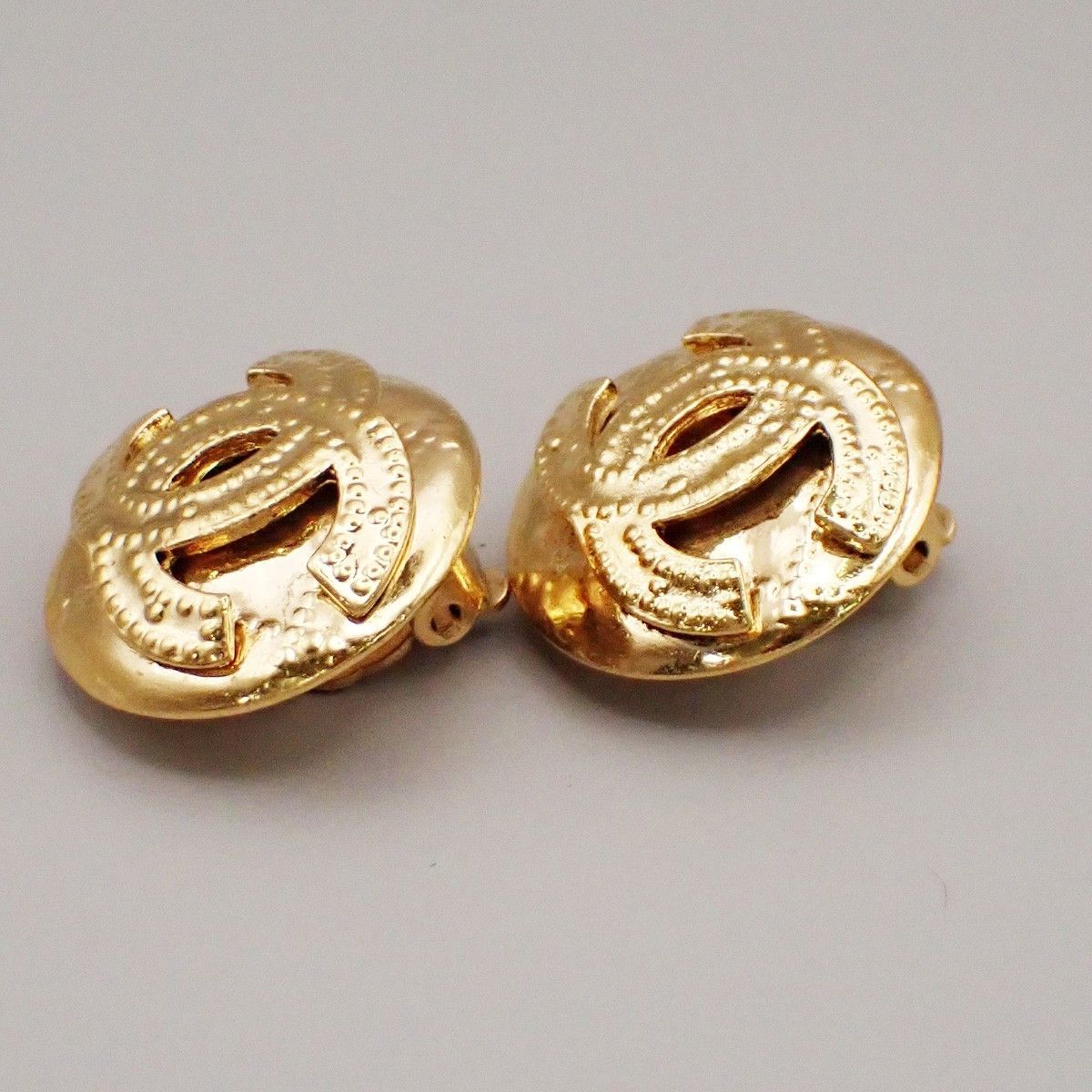Chanel Chanel Vintage CC Logo Round Clip on Earrings Textured Metal Size ONE SIZE - 7 Thumbnail