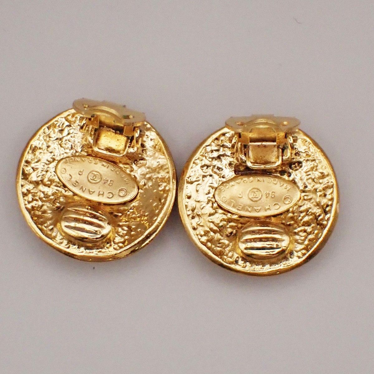 Chanel Chanel Vintage CC Logo Round Clip on Earrings Textured Metal Size ONE SIZE - 3 Thumbnail