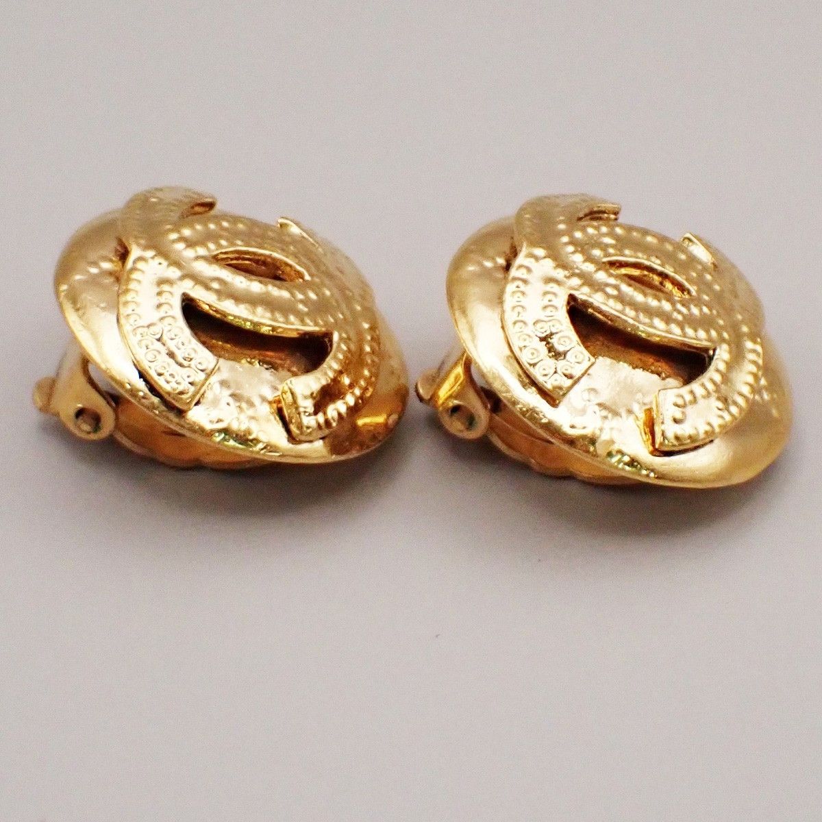 Chanel Chanel Vintage CC Logo Round Clip on Earrings Textured Metal Size ONE SIZE - 6 Thumbnail