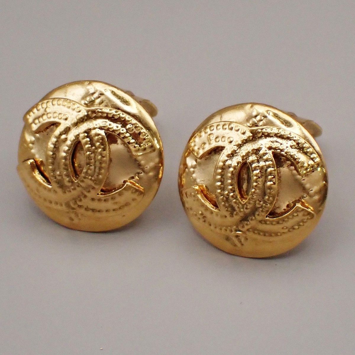 Chanel Chanel Vintage CC Logo Round Clip on Earrings Textured Metal Size ONE SIZE - 11 Thumbnail